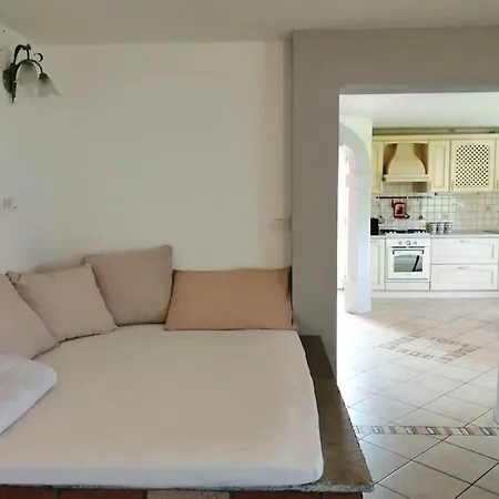 Apartma Na Podezelju - Marta Kanal